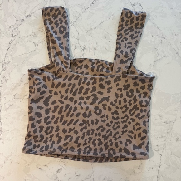 🥰 2/$15 Olivia Rae cheetah crop tank - Picture 2 of 7